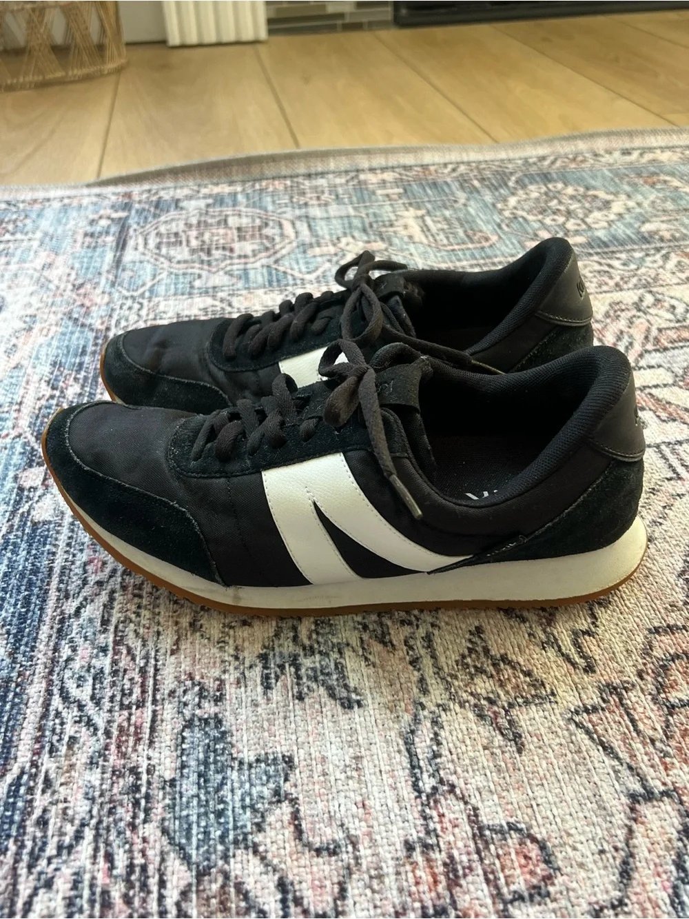 Kizik Milan Black and White Suede Hands-Free Sneakers Unisex Size 11.5 Women’s